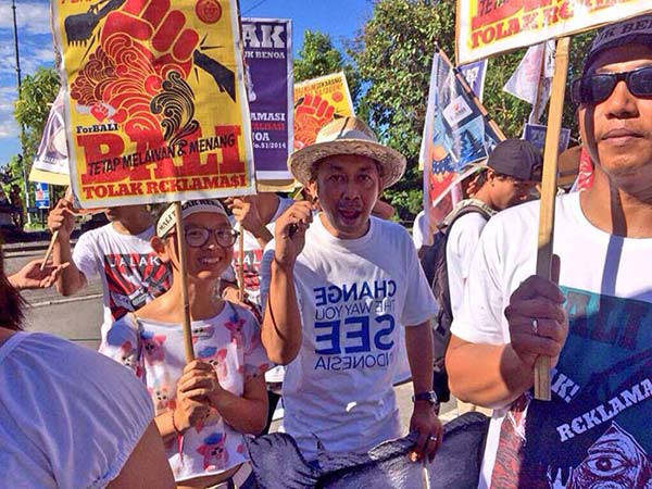 Para seniman grafis, arsitek, musisi, mahasiswa, tua-muda antusias turun ke jalan.