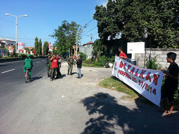 Baliho-baliho tolak reklamasi telah diberangus orang-orang tak bertanggungjawab. Tapi kawan-kawan berhasil menyelinap dan menghadang rombongan Jokowi, membentangkan poster Bali Tolak Reklamasi – Batalkan Perpres No. 51 Th. 2014.