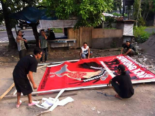Baliho-baliho tolak reklamasi banyak dirobek atau dirobohkan pihak lawan. Tapi kami terus melawan, membuat lagi!
