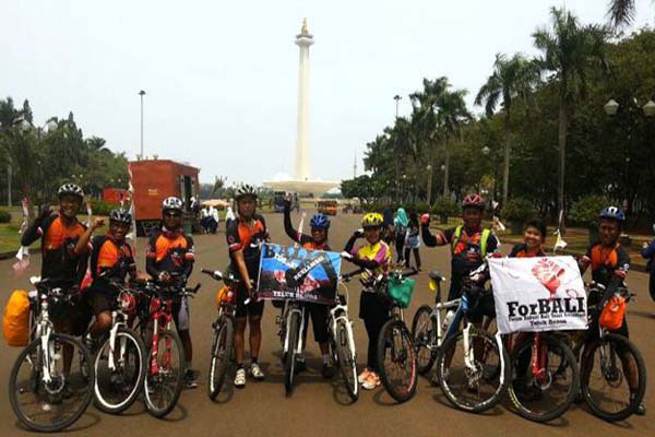 Lintas pulau, dari Denpasar ke Jakarta, mendatangi maling, menegaskan menolak tunduk pada maling. | Foto: Mongabay.