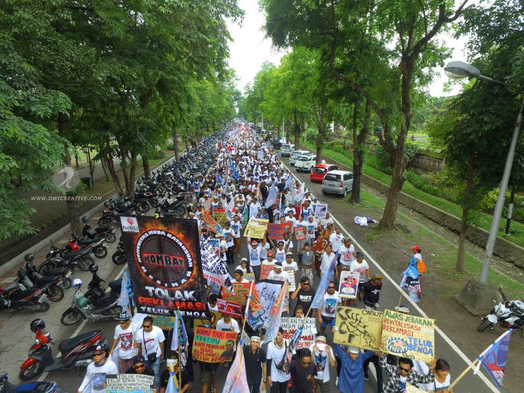 Ribuan Warga Bali Berdemo Tolak Reklamasi Teluk Benoa (Foto: Dwi)