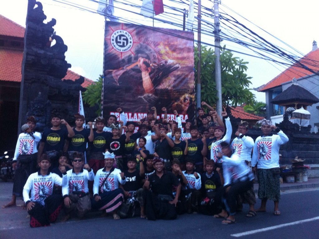 Foto Pendirian Baliho Oleh Pecalang Banjar Terora