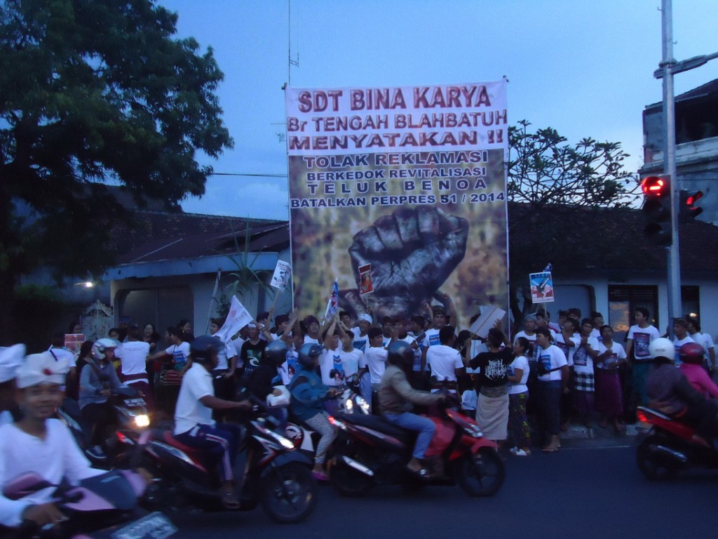 Foto Pendirian Baliho Oleh Pemuda Blahbatuh (4)