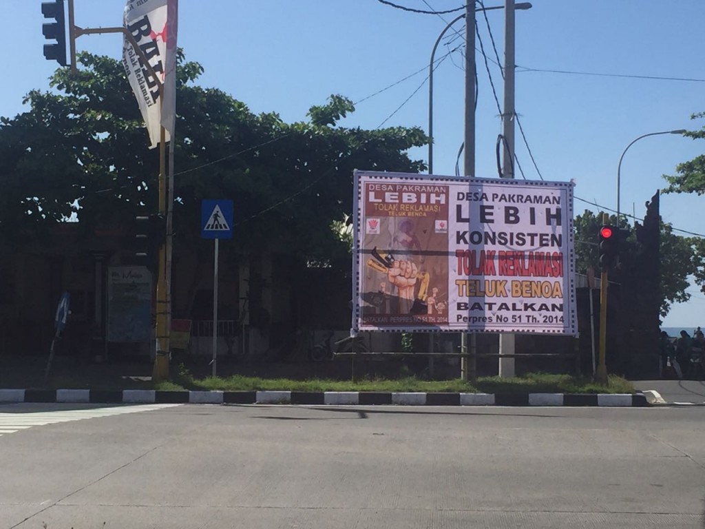 Foto Pemasangan Baliho BTR oleh Desa Adat Lebih (2)