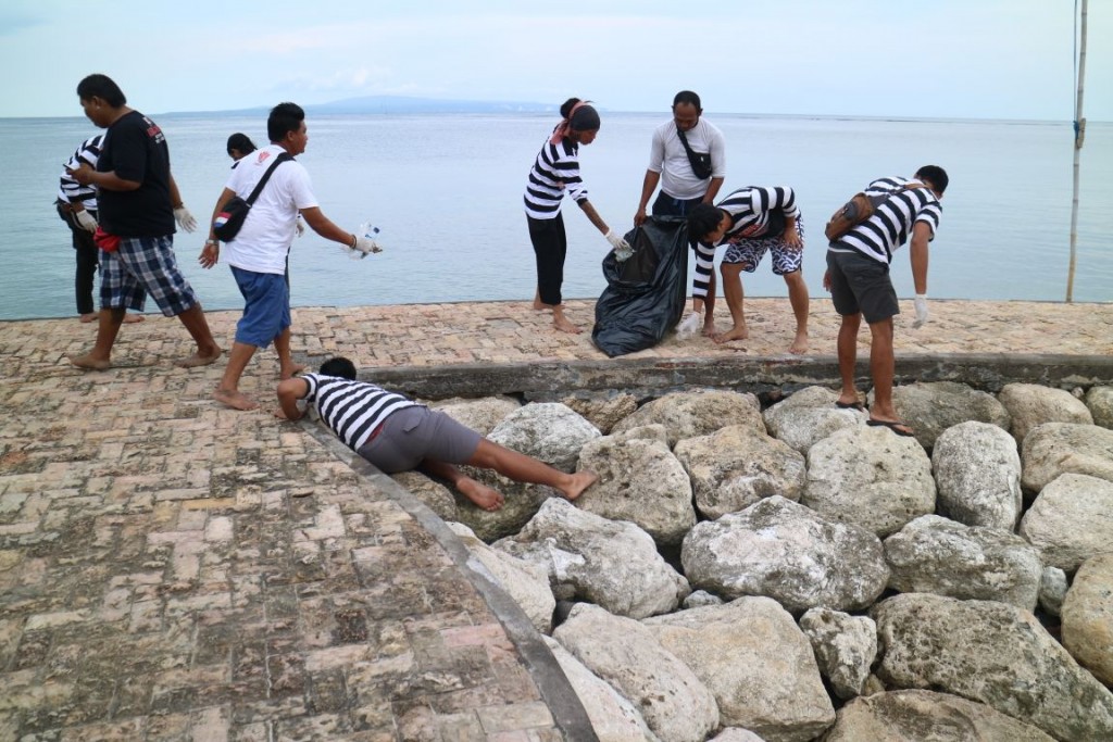 Dokumentasi Beach Clean Up Leak Sanur & Marjinal 14 Desember 2017 02