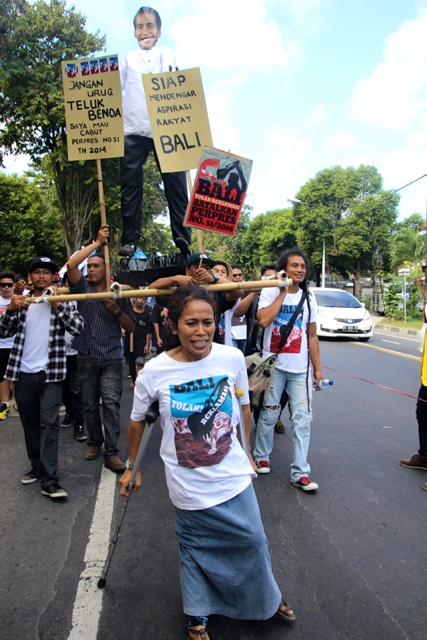 Aksi massa Bali tolak reklamasi Teluk Benoa, yang membawa boneka Presiden Joko Widodo. Mereka menuntut Presiden mencabut Perpres yang dibuat era SBY, yang memberikan peluang reklamasi, dicabut. Foto: Luh De Suryani