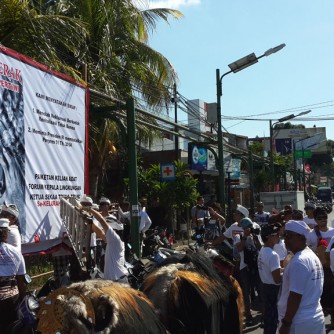 Foto Pendirian Baliho Tolak Reklamasi Teluk Benoa