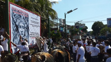 Foto Pendirian Baliho Tolak Reklamasi Teluk Benoa