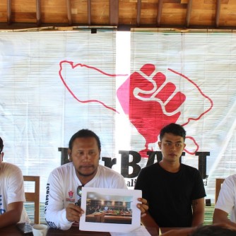 Koordinator ForBALI menunjukkan surat rekomendasi Komnas HAM untuk mendesak pembatalan rencana reklamasi Teluk Benoa