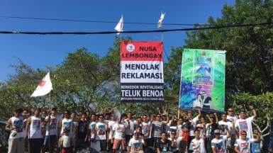 Pemuda Nusa Lembongan mendirikan baliho tolak reklamasi