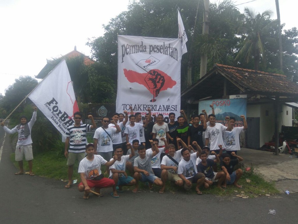 Pemasangan Baliho oleh Pemuda Peselatan, Desa Labasari, Karangasem (3)