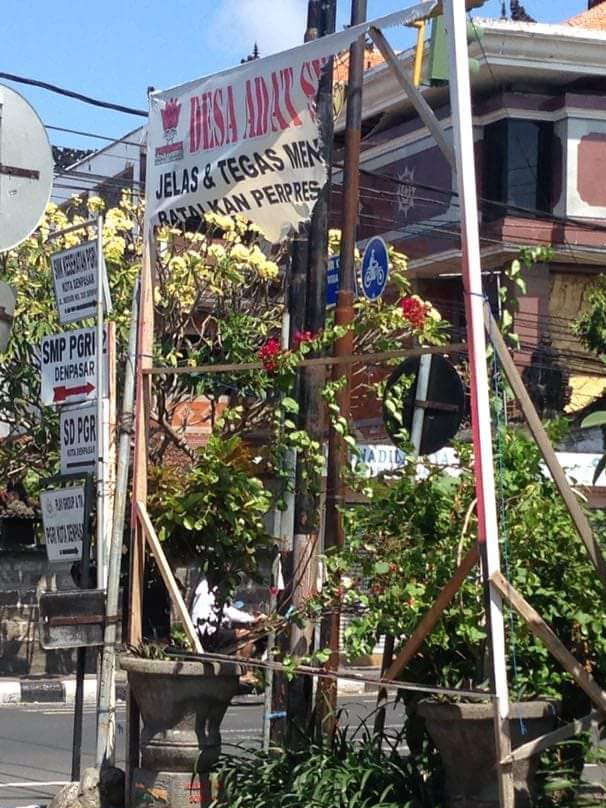 04-08-2018_Perobekan_Baliho_Desa_Adat_Tolak_Reklamasi_Teluk_Benoa_Secara_Serentak (2)