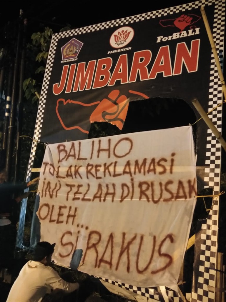 05-08-2018-Dokumentasi Baliho dirusak, ForBALI balas dengan spanduk satire (2)